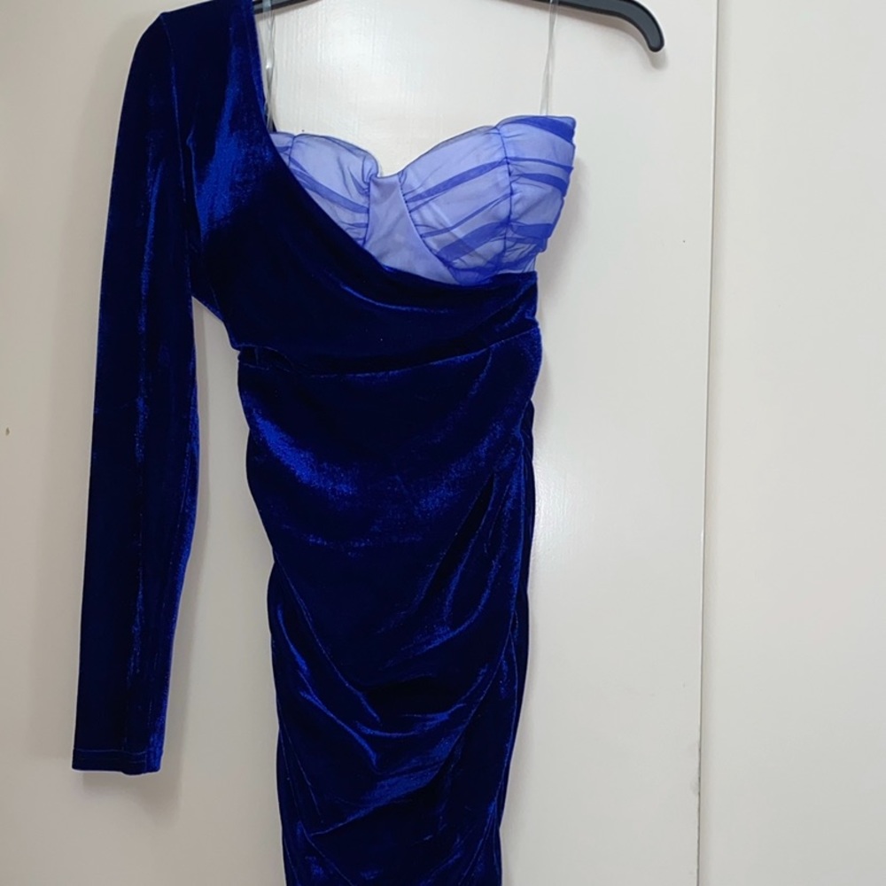 Perfect condition size small size 2-4 velvet material